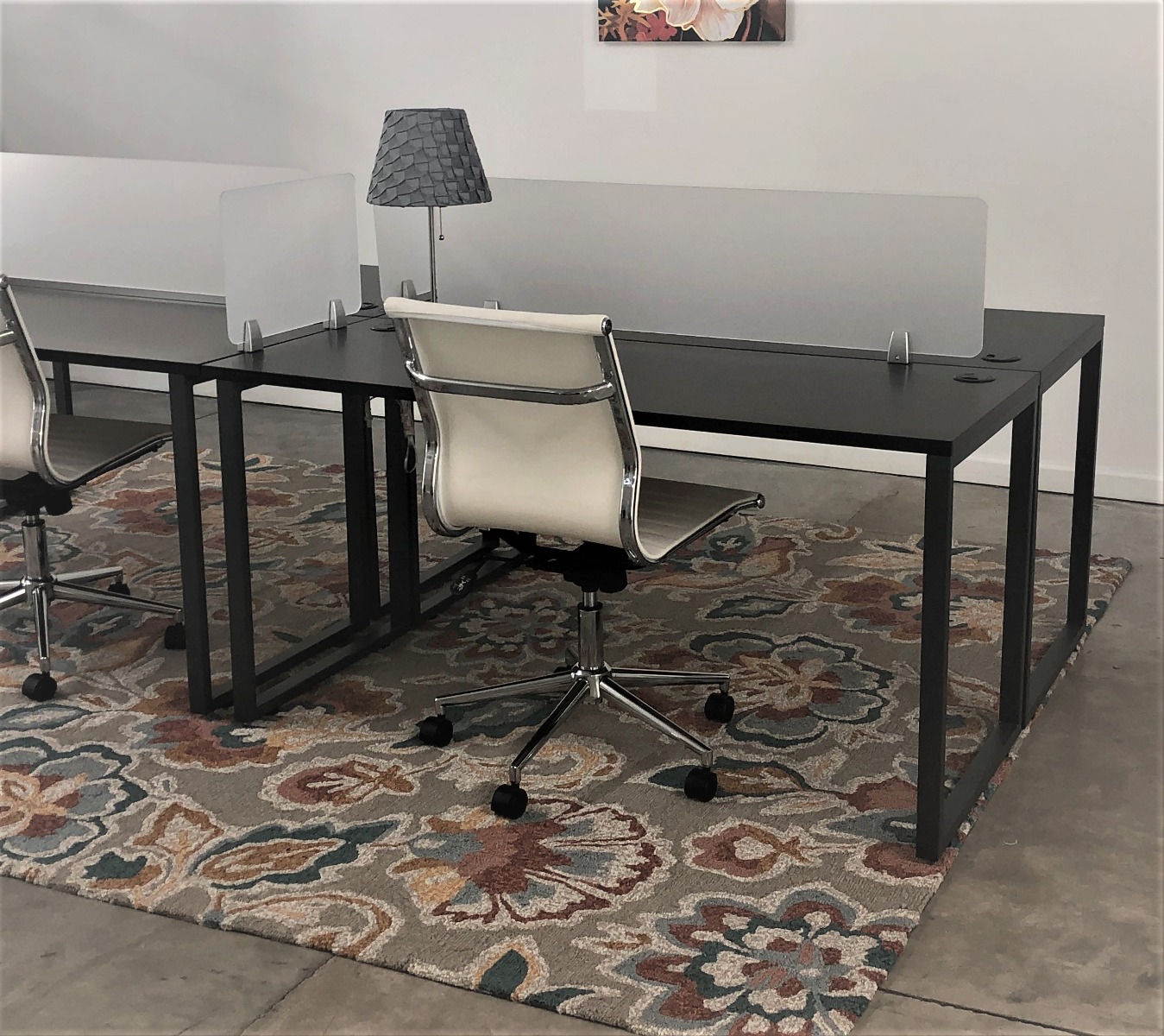 nova_desking_system_with_frosted_lucite_screen