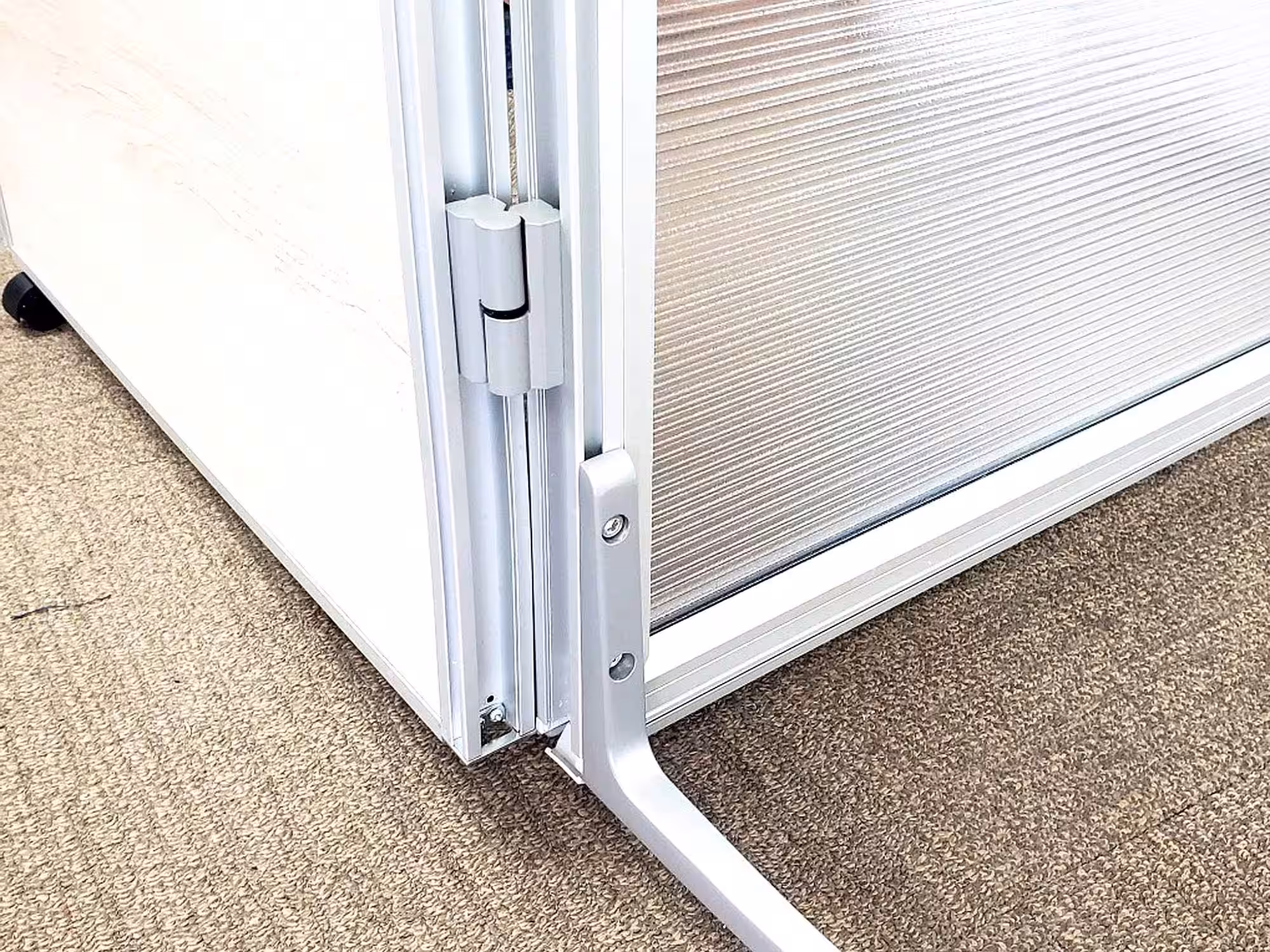corner_hinge_close_up-2